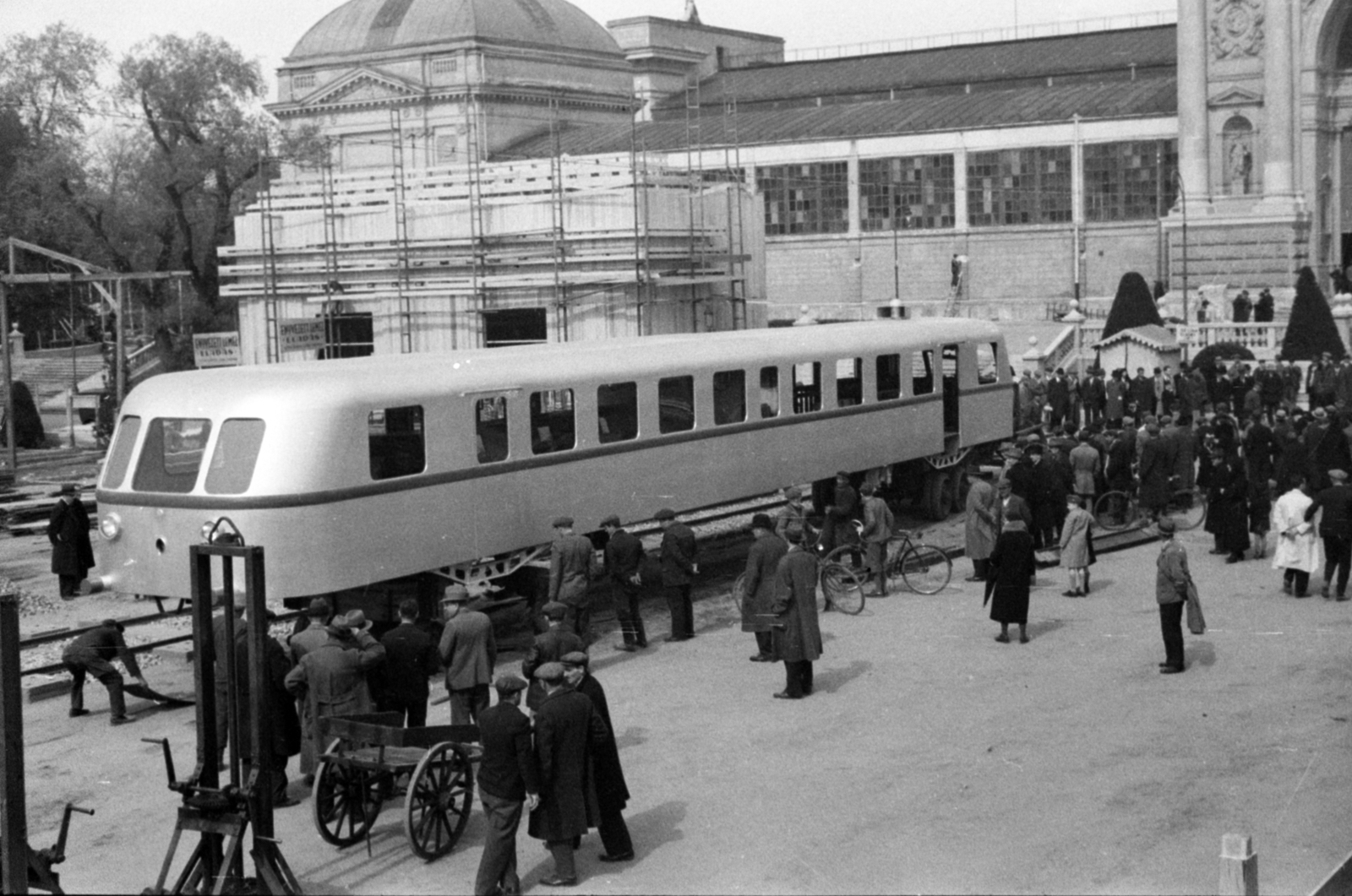 Hungary, Budapest XIV., az Iparcsarnok előtti kiállítási területen a Ganz gyárban, a spanyol NORTE cég részére, készített motorkocsi., 1936, Bojár Sándor, Budapest, Fortepan #180495