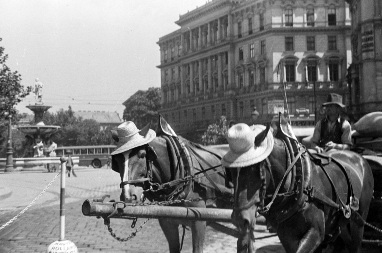 Hungary, Budapest VIII.,Budapest IX., Kálvin tér a Múzeum körút felé nézve, háttérben a Baross utca torkolatánál a Pesti Hazai Első Takarékpénztár épület, balra a Danubius-kút., 1940, Bojár Sándor, Budapest, straw hat, Fortepan #180498