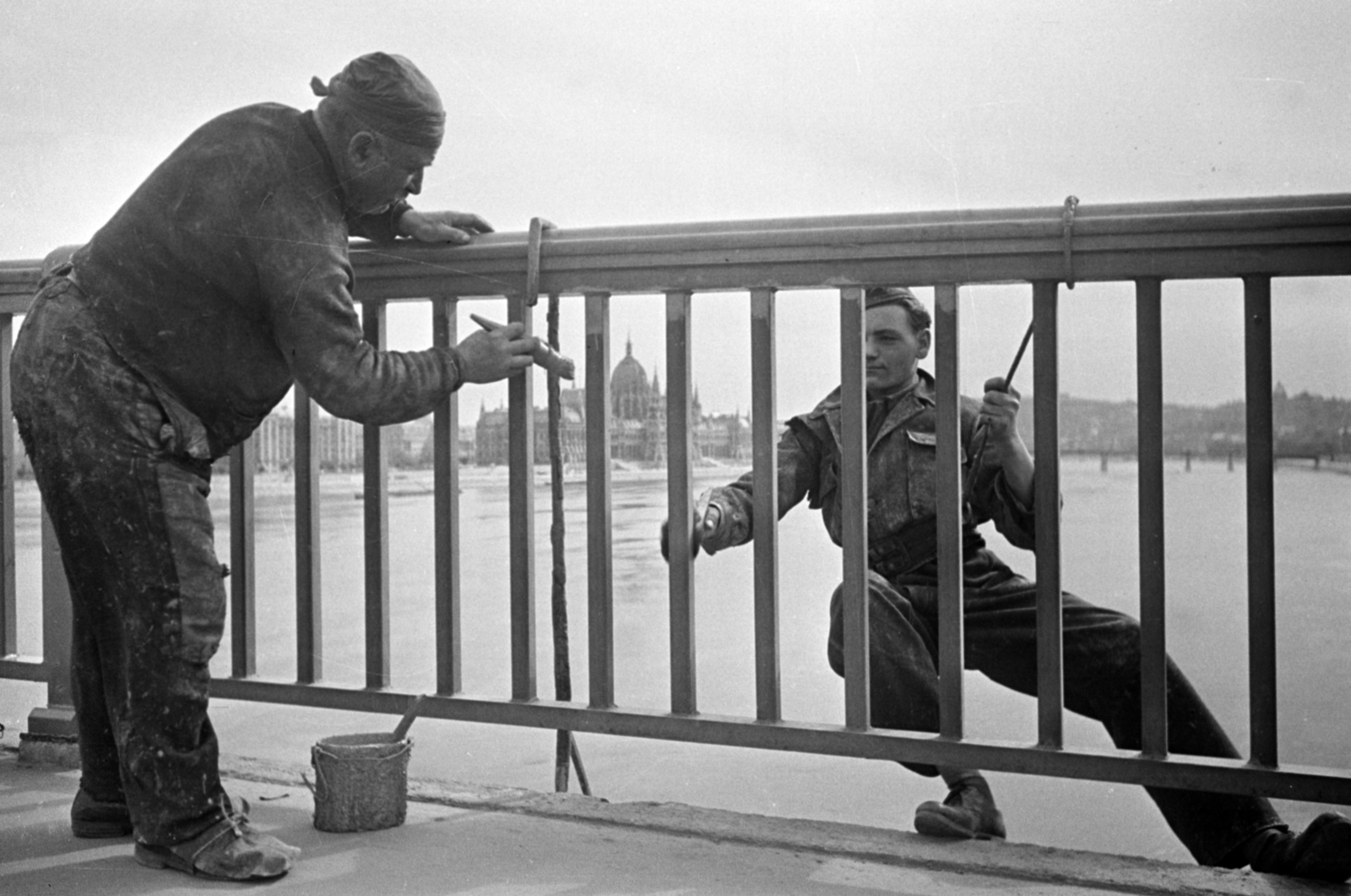 Magyarország, Budapest V., az újjáépülő Margit híd a déli oldal átadása után, a teljes híd felavatása előtt. A háttérben a Parlament., 1948, Bojár Sándor, Budapest, mázolás, mutatvány, Fortepan #180501