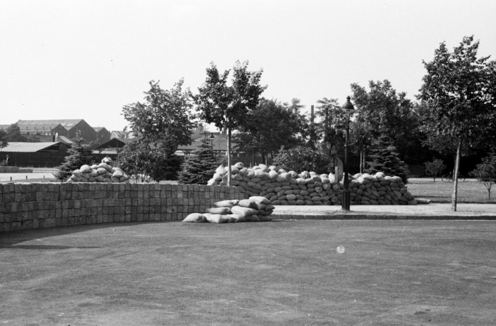 Magyarország, Népliget, Budapest VIII.,Budapest X., Lengyel sétány a Könyves Kálmán körút felé nézve, háttérben a Ganz-MÁVAG gyártelep., 1949, Bojár Sándor, Budapest, Fortepan #180504