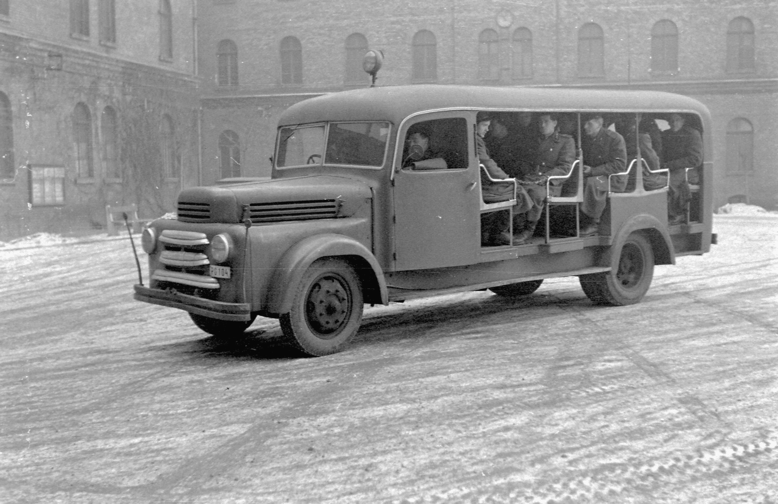 Hungary, Budapest VIII., Mosonyi utcai rendőrlaktanya, Rába riadókocsi., 1954, Magyar Rendőr, Budapest, police vehicle, Fortepan #18051
