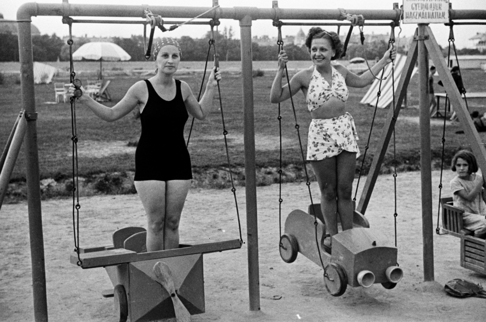 Hungary, Szeged, partfürdő, Olthy Magda és Mezey Mária színművésznők., 1936, Bojár Sándor, swing, swing-boat, Fortepan #180510