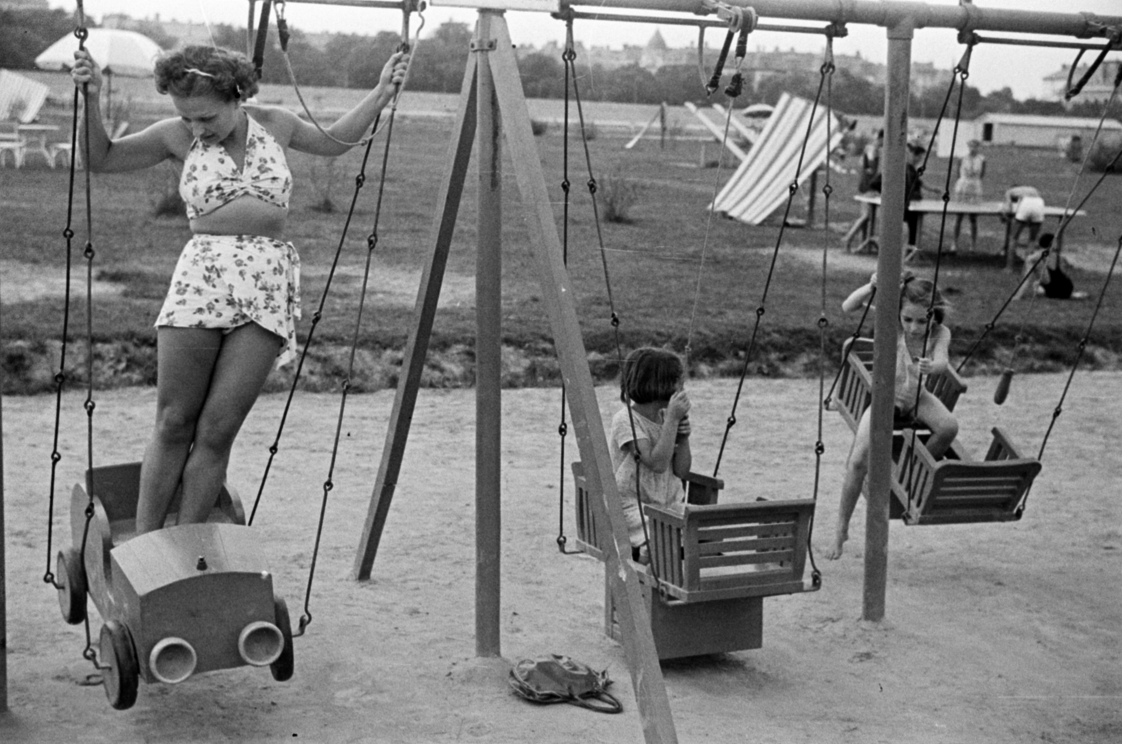 Hungary, Szeged, partfürdő, Mezey Mária színművésznő., 1936, Bojár Sándor, swing, swing-boat, Fortepan #180511