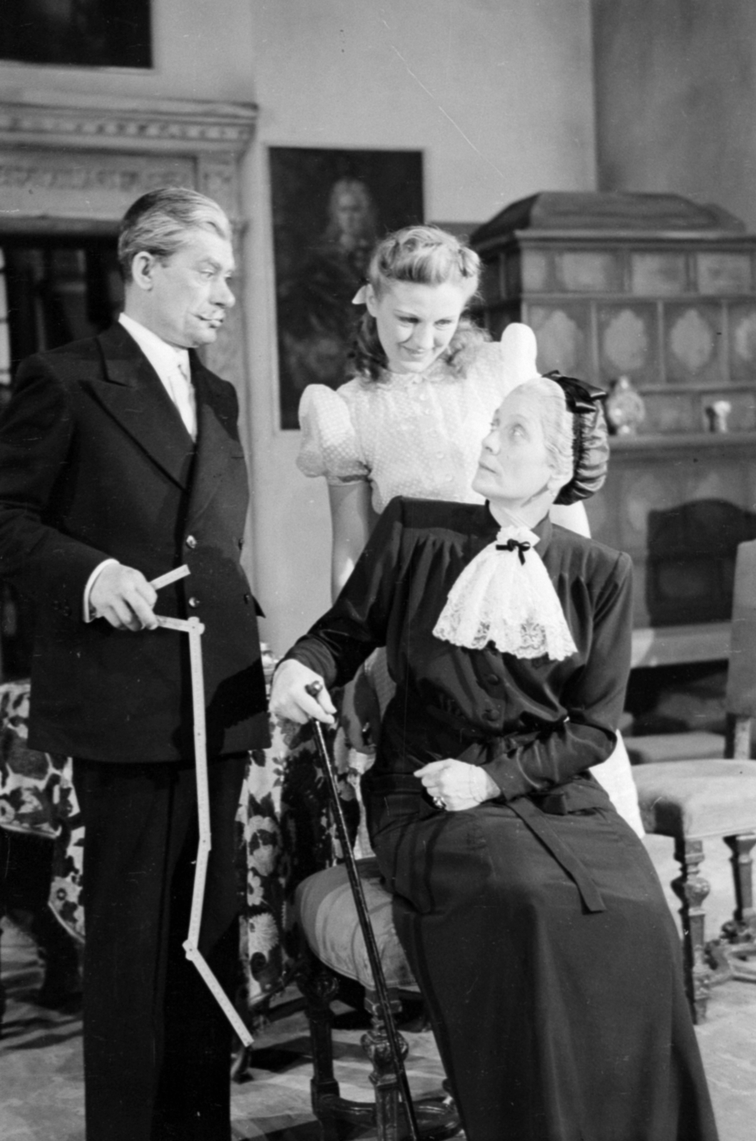 Magyarország, Budapest VIII., Blaha Lujza tér, Nemzeti Színház. Makláry Zoltán, Szörényi Éva és Csathóné Aczél Ilona színművészek., 1942, Bojár Sándor, színész, Budapest, mérővessző, Fortepan #180514