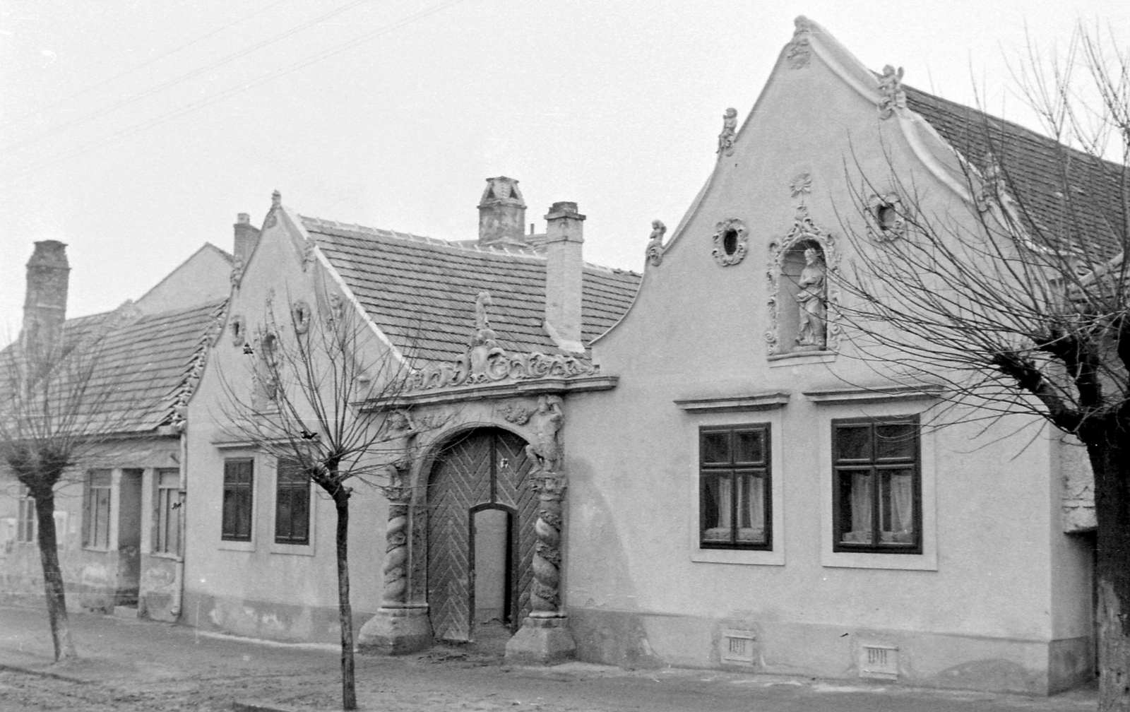 Hungary, Sopron, Szent Mihály (Kellner Sándor) utca 9. Két mór-ház., 1954, Magyar Rendőr, house, monument, architectural ornament, pillar, arch, gate, Baroque-style, statue, Fortepan #18053