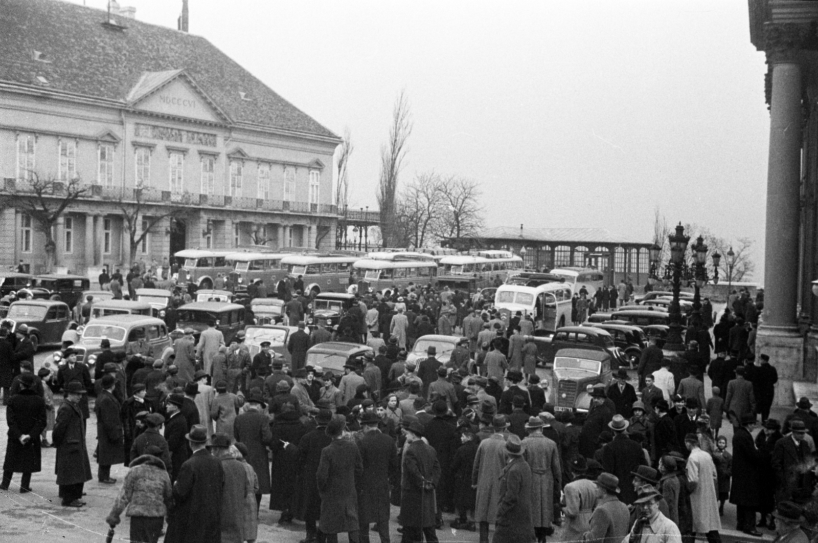 Hungary, Budapest I., Szent György tér a Királyi Palota (később Budavári Palota) előtt, balra a Sándor-palota (ekkor Miniszterelnöki palota)., 1940, Bojár Sándor, Budapest, Fortepan #180531