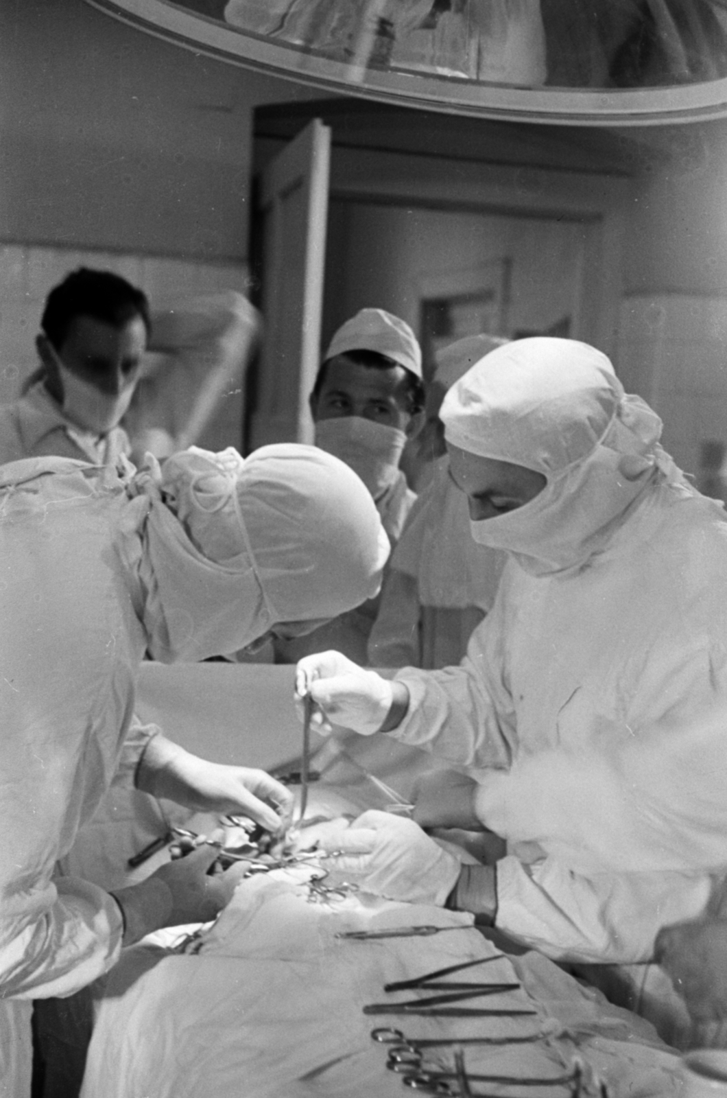 Hungary, Budapest XIII., Madarász Viktor utca 22-24., Madarász utcai gyermekkórház (később a Heim Pál Gyermekkórház része), műtő., 1953, Bojár Sándor, Budapest, doctor, healing, medical instrument, surgery, Fortepan #180538