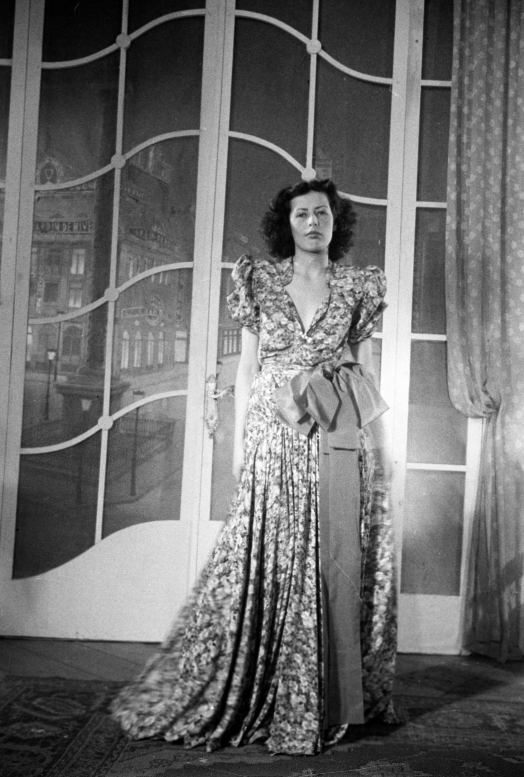 Magyarország, Budapest VI., Nagymező utca, Fővárosi Operettszínház. Divatbemutató a Budapesti Divatközpont rendezésében, 1942. szeptember 20-án., 1942, Bojár Sándor, Budapest, Fortepan #180544