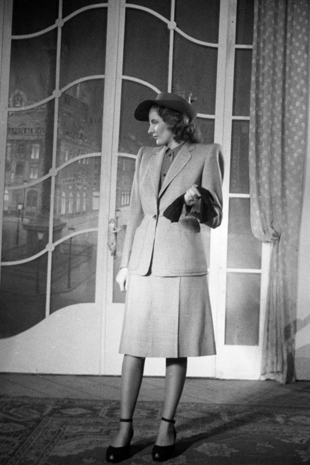 Hungary, Budapest VI., Nagymező utca, Fővárosi Operettszínház. Divatbemutató a Budapesti Divatközpont rendezésében, 1942. szeptember 20-án., 1942, Bojár Sándor, Budapest, costume, Fortepan #180545