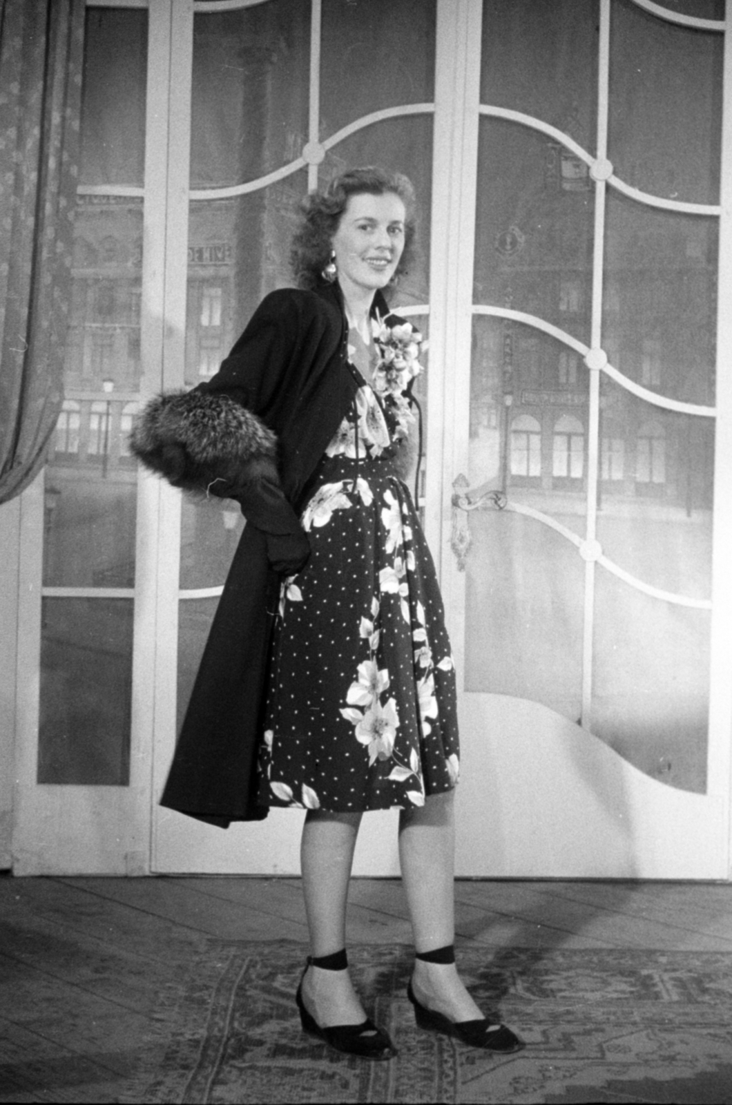 Magyarország, Budapest VI., Nagymező utca, Fővárosi Operettszínház. Divatbemutató a Budapesti Divatközpont rendezésében, 1942. szeptember 20-án., 1942, Bojár Sándor, Budapest, Fortepan #180547