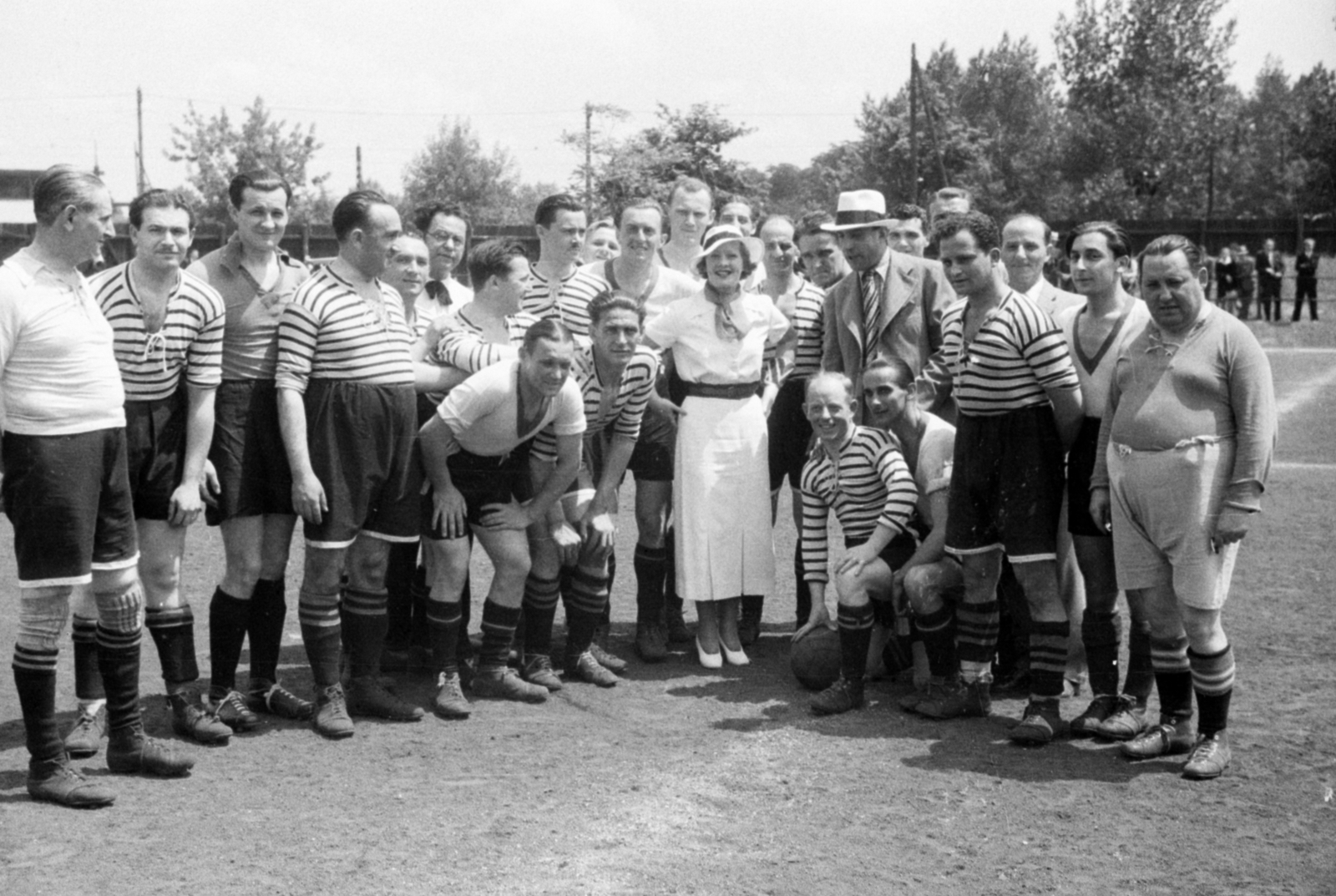Hungary, középen Biller Irén színművésznő., 1939, Bojár Sándor, soccer team, Fortepan #180558