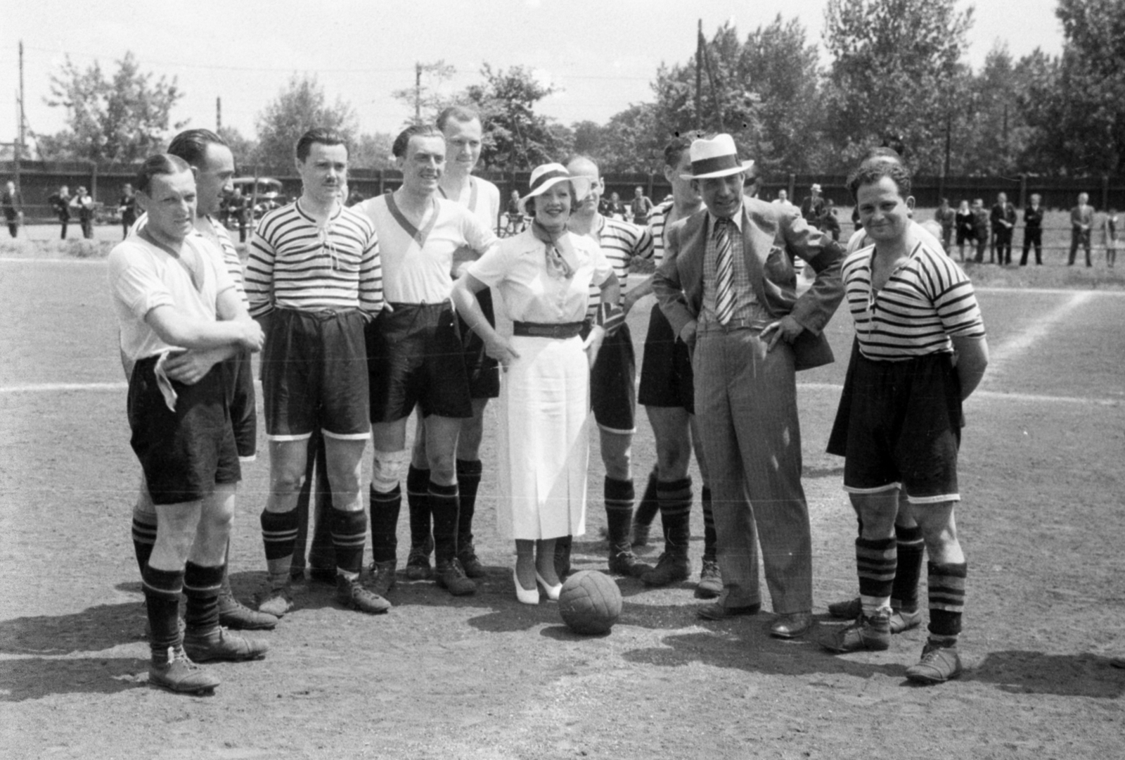 Hungary, középen Biller Irén színművésznő., 1939, Bojár Sándor, celebrity, soccer field, soccer ball, Fortepan #180559