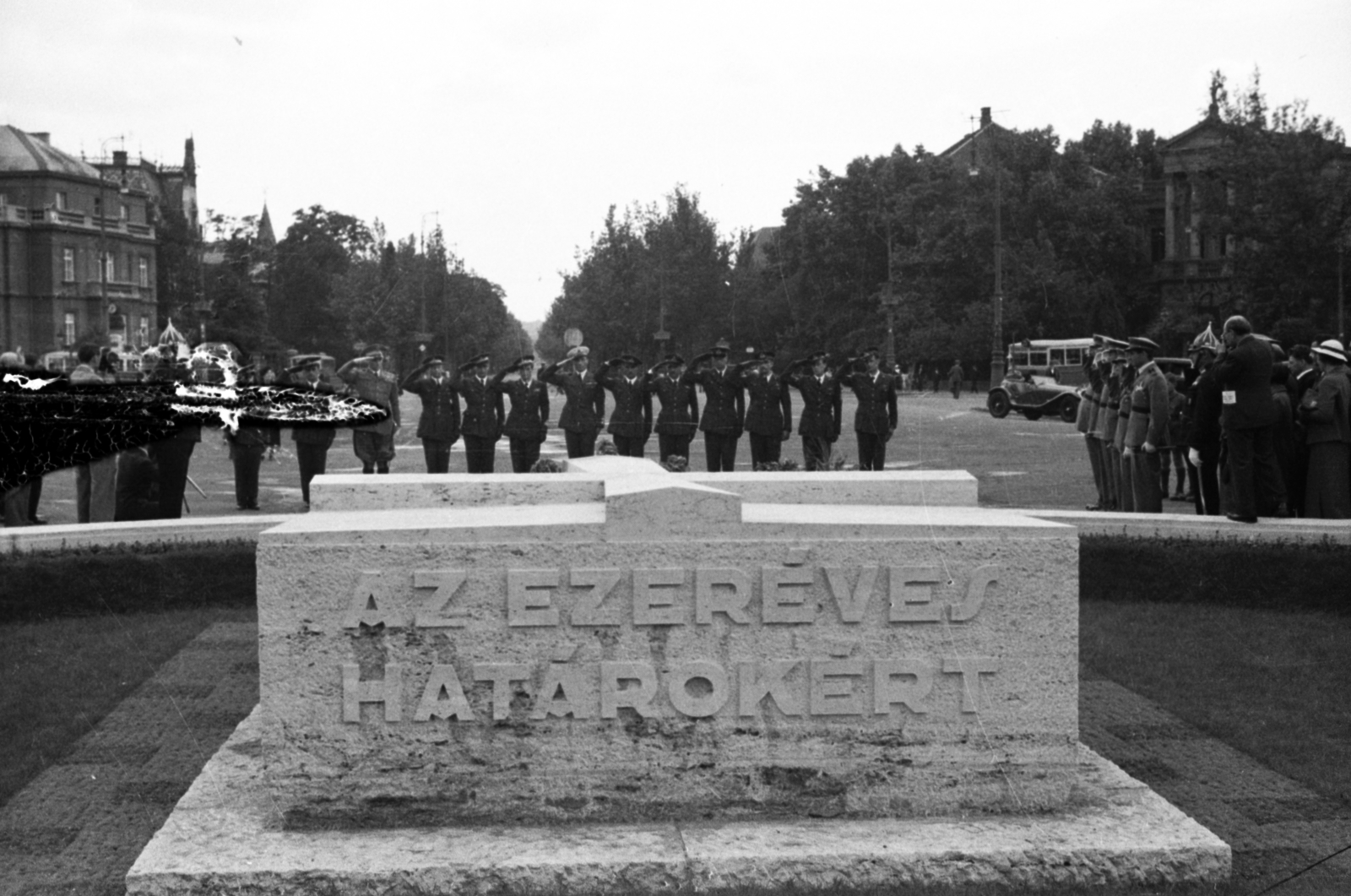 Hungary, Budapest XIV., Hősök tere, a Mátyásföldi repülőtéren rendezett repülőnapon résztvevő olasz pilóták megkoszorúzzák a Hősök emlékkövét., 1936, Bojár Sándor, Budapest, monument, soldier, compliment, wreath, Fortepan #180563