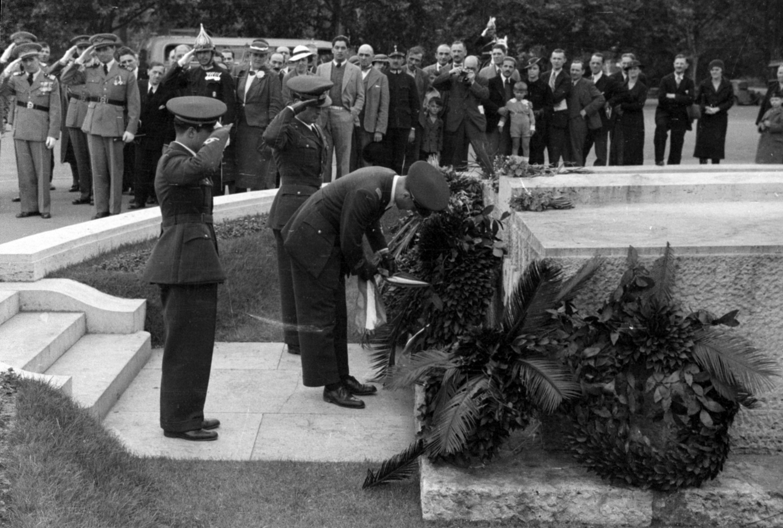 Hungary, Budapest XIV., Hősök tere, a Mátyásföldi repülőtéren rendezett repülőnapon résztvevő olasz pilóták megkoszorúzzák a Hősök emlékkövét., 1936, Bojár Sándor, Budapest, salute, soldier, wreathing, Fortepan #180564