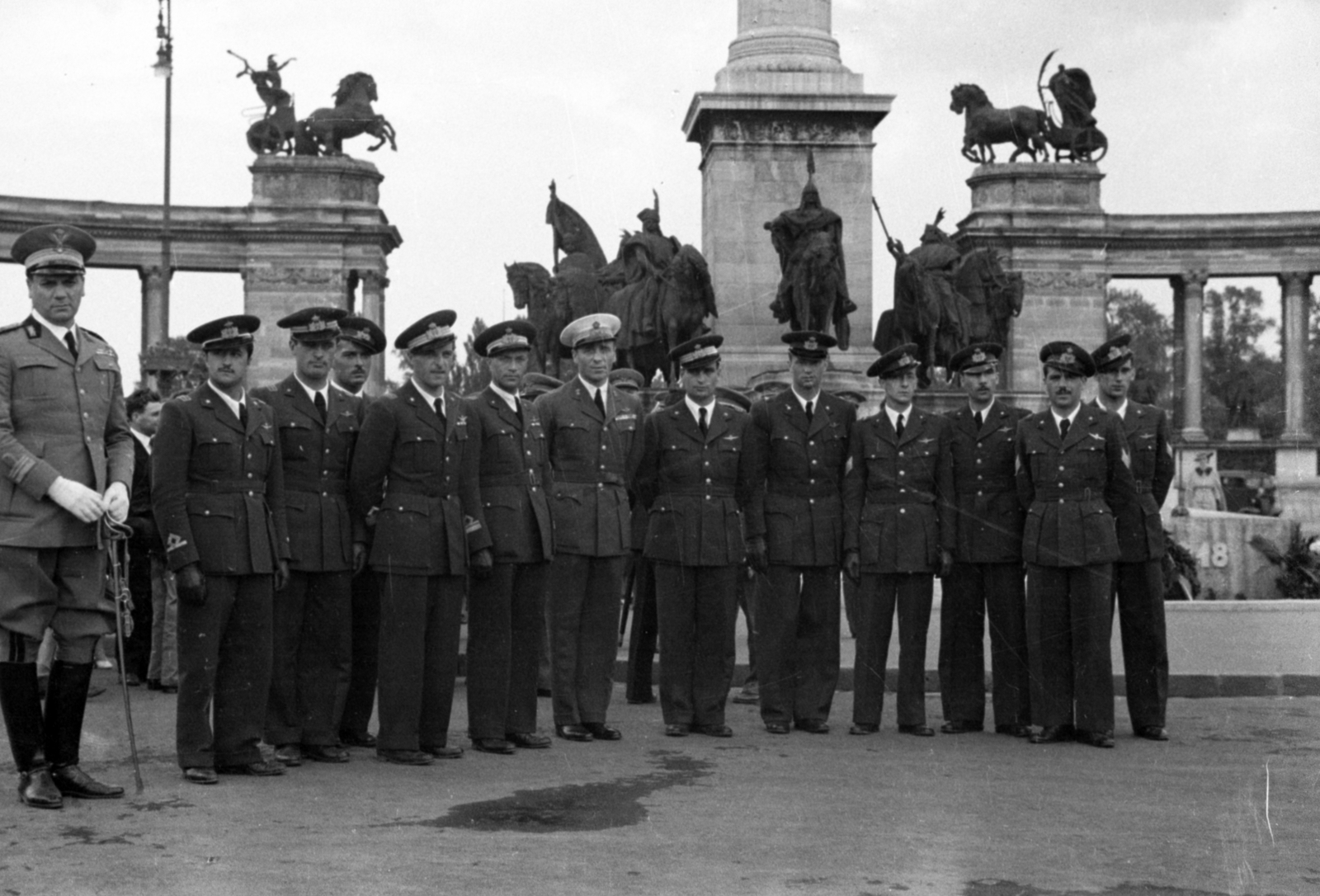 Hungary, Budapest XIV., Hősök tere, a Mátyásföldi repülőtéren rendezett repülőnapon résztvevő olasz pilóták., 1936, Bojár Sándor, Budapest, monument, soldier, caps, uniform, Fortepan #180565