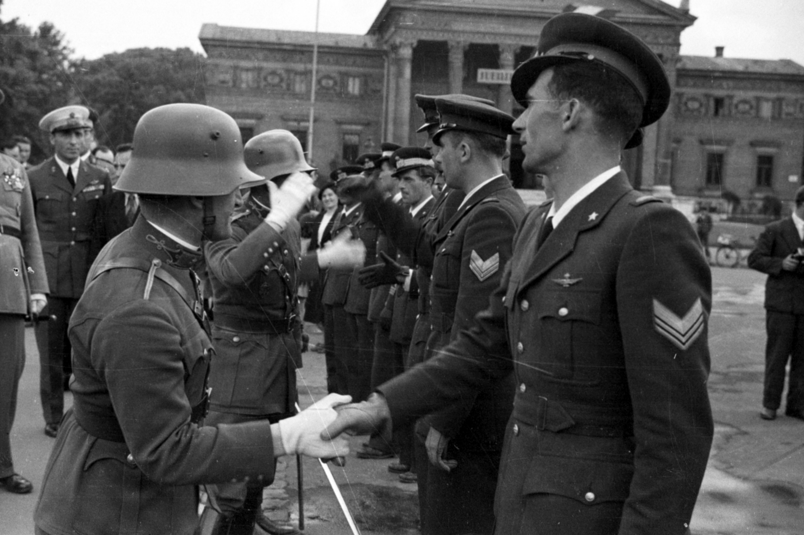 Hungary, Budapest XIV., Hősök tere, a Mátyásföldi repülőtéren rendezett repülőnapon résztvevő olasz pilóták., 1936, Bojár Sándor, Budapest, Fortepan #180566