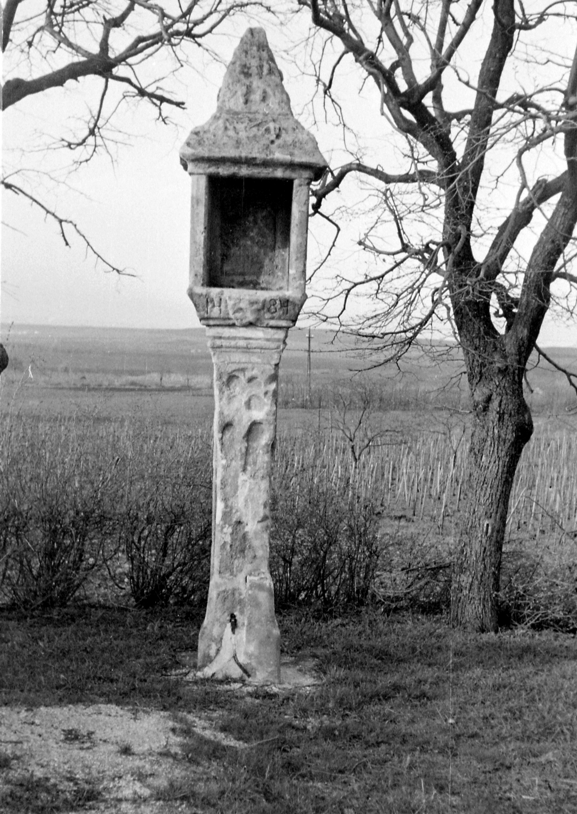 Magyarország, Sopron, Nemeskúti út, pihenőkereszt (később a Sopron Városi Múzeum kertjébe került)., 1954, Magyar Rendőr, kereszt_jelkép, Fortepan #18057