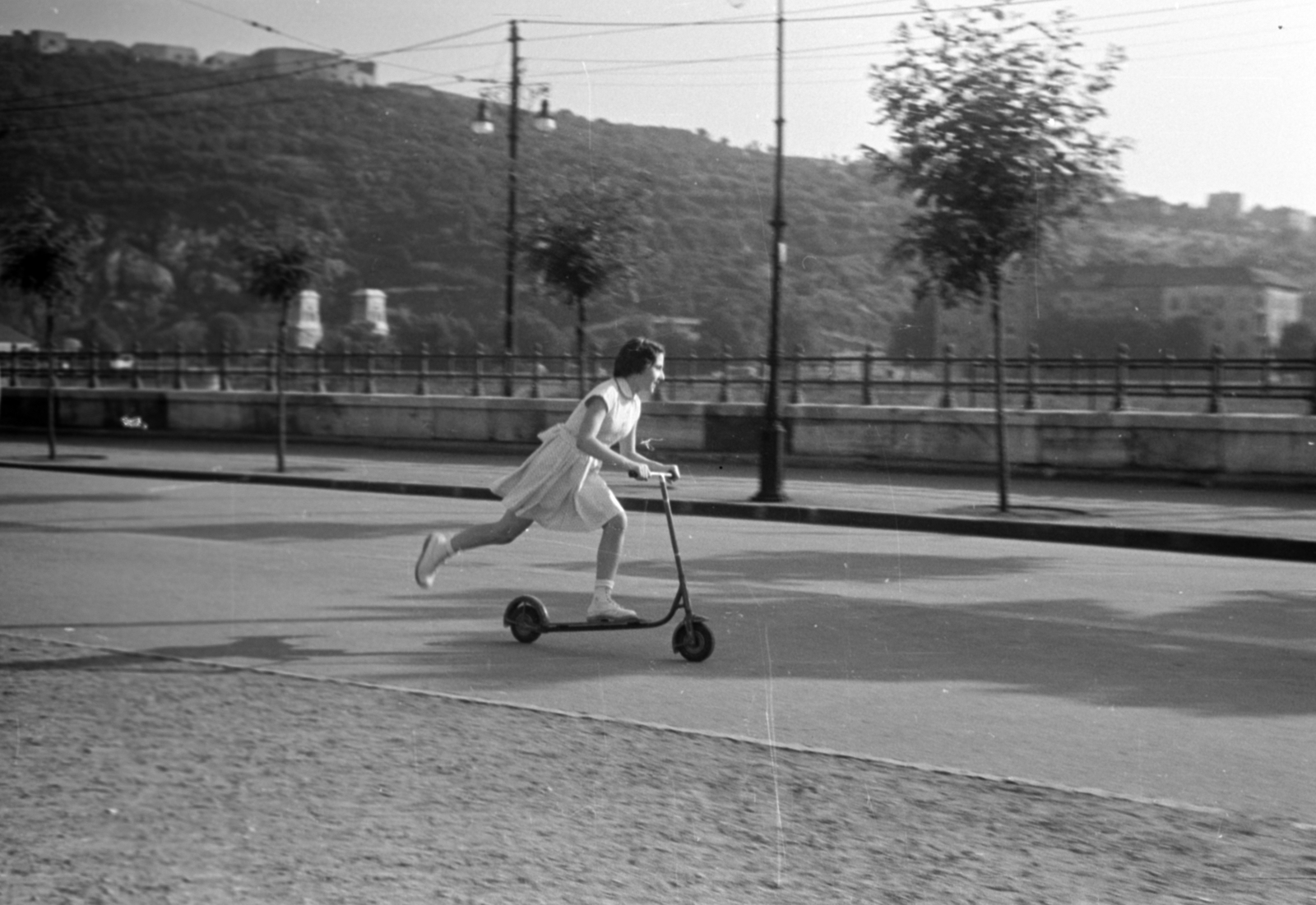 Magyarország, Budapest V., Dunakorzó, háttérben a Gellért-hegy., 1955, Bojár Sándor, roller, Budapest, Fortepan #180573