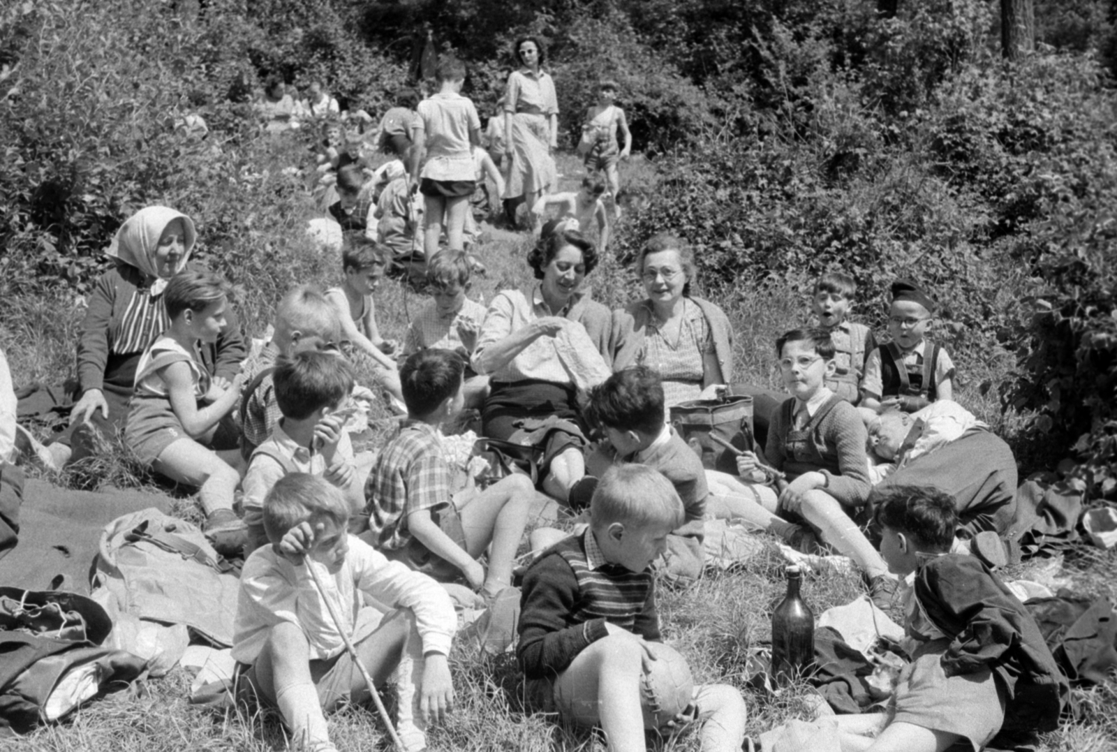 1955, Bojár Sándor, gyerekek, pihenés, kirándulás, csatosüveg, Fortepan #180581