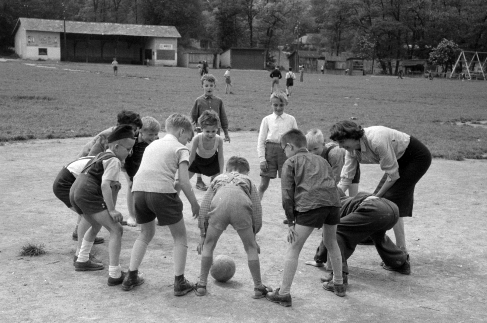 Magyarország, Hűvösvölgy, Budapest II., Nagyrét., 1955, Bojár Sándor, Budapest, labda, rövidnadrág, Fortepan #180586
