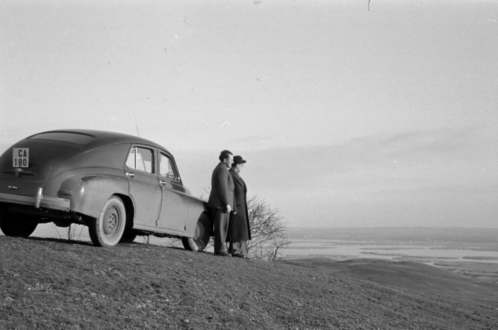 Hungary, Pákozd, háttérben a Velencei-tó., 1957, Bojár Sándor, M20 Pobieda, man and woman, number plate, Fortepan #180596