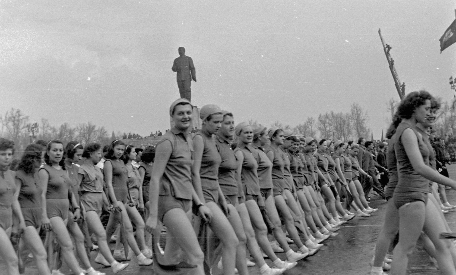 Hungary, Budapest XIV., Ötvenhatosok tere (Sztálin tér), május 1-i felvonulás, háttérben a Sztálin szobor., 1954, Magyar Rendőr, sculpture, march, 1st of May parade, Joseph Stalin portrayal, Budapest, Fortepan #18060