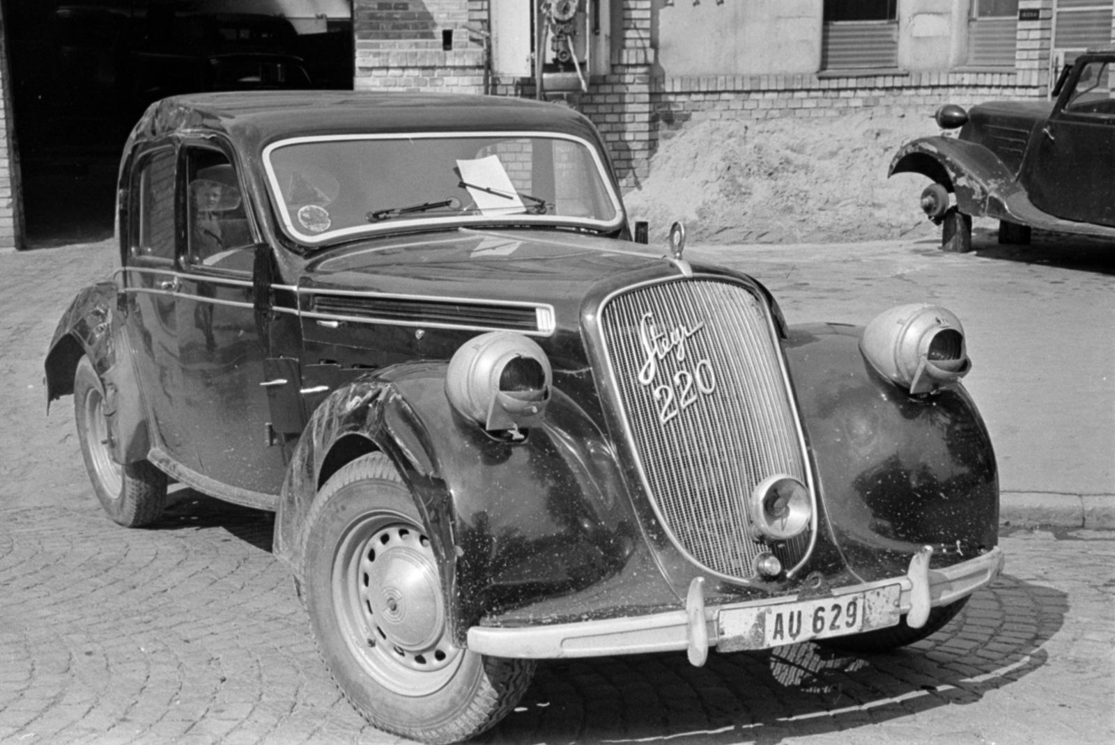 Magyarország, Budapest II., háttérben a Lövőház utca 5., a Gém Garage gépjárműszervíz bejárata., 1948, Bojár Sándor, Steyr-márka, osztrák gyártmány, baleset, automobil, Budapest, Fortepan #180607