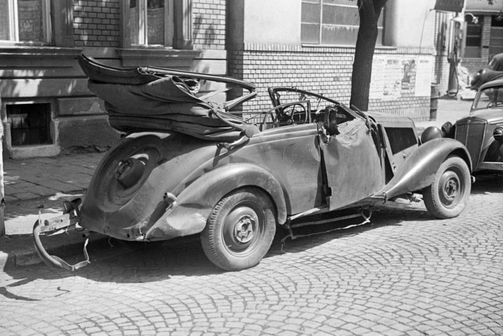 Magyarország, Budapest II., jobbra a háttérben a Lövőház utca 5., a Gém Garage gépjárműszervíz., 1948, Bojár Sándor, Budapest, járműroncs, kabrió, Fortepan #180609