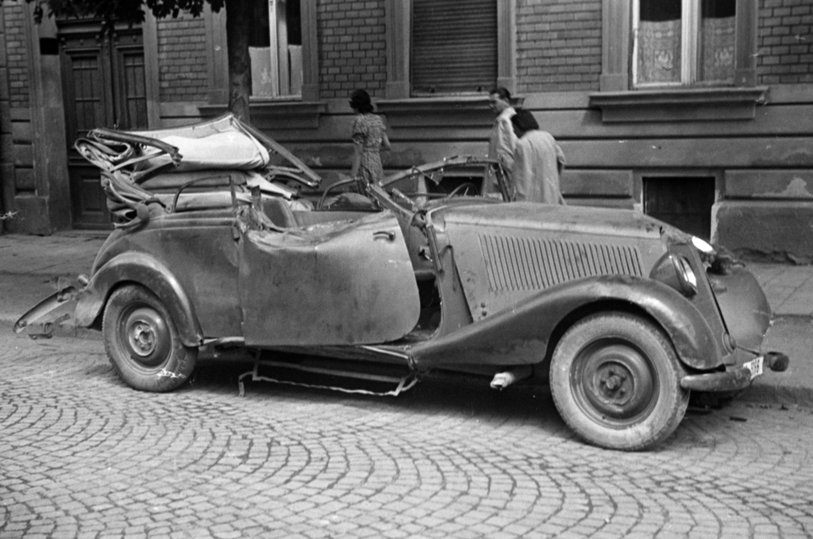 Hungary, Budapest II., a felvétel a Lövőház utca 5., a Gém Garage gépjárműszervíz melleti ház előtt készült., 1948, Bojár Sándor, Budapest, wreck, convertible, Fortepan #180610