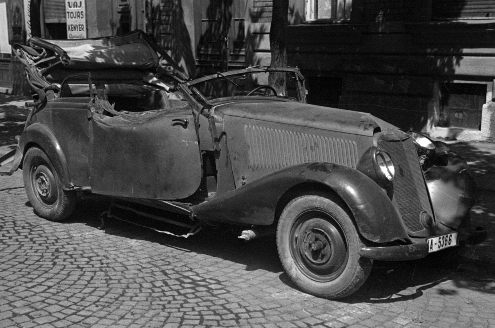 Magyarország, Budapest II., a felvétel a Lövőház utca 5., a Gém Garage gépjárműszervíz melleti ház előtt készült., 1948, Bojár Sándor, Budapest, Mercedes-márka, rendszám, német gyártmány, járműroncs, kabrió, Fortepan #180611