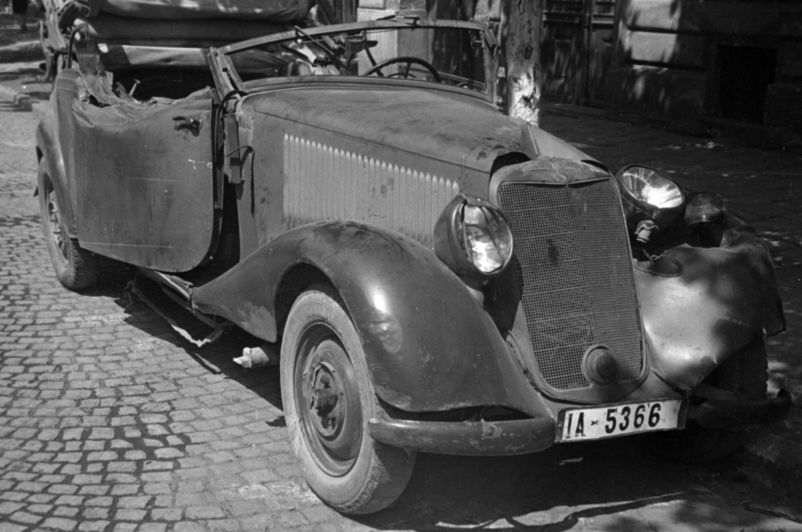 Hungary, Budapest II., Lövőház utca 5., Gém Garage Mercedes-Benz service, Vasvári (Wünsch) János irányításával., 1948, Bojár Sándor, Budapest, Mercedes-brand, Gerrman brand, number plate, wreck, convertible, Fortepan #180612