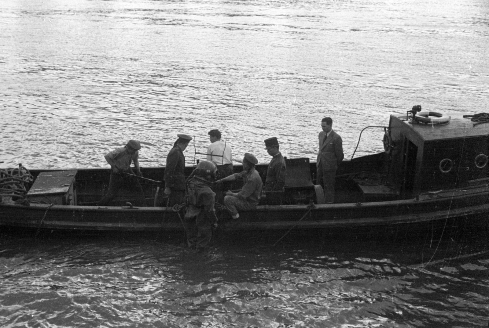 Hungary, Budapest V., a Budapesti révkapitányság „Juliska" nevű mentőhajója az Eötvös térnél. A búvár, egy az alsó rakpartról a Dunába gurult, személygépkocsi felkutatásában működött közre., 1937, Bojár Sándor, lifebelt, Budapest, Fortepan #180618