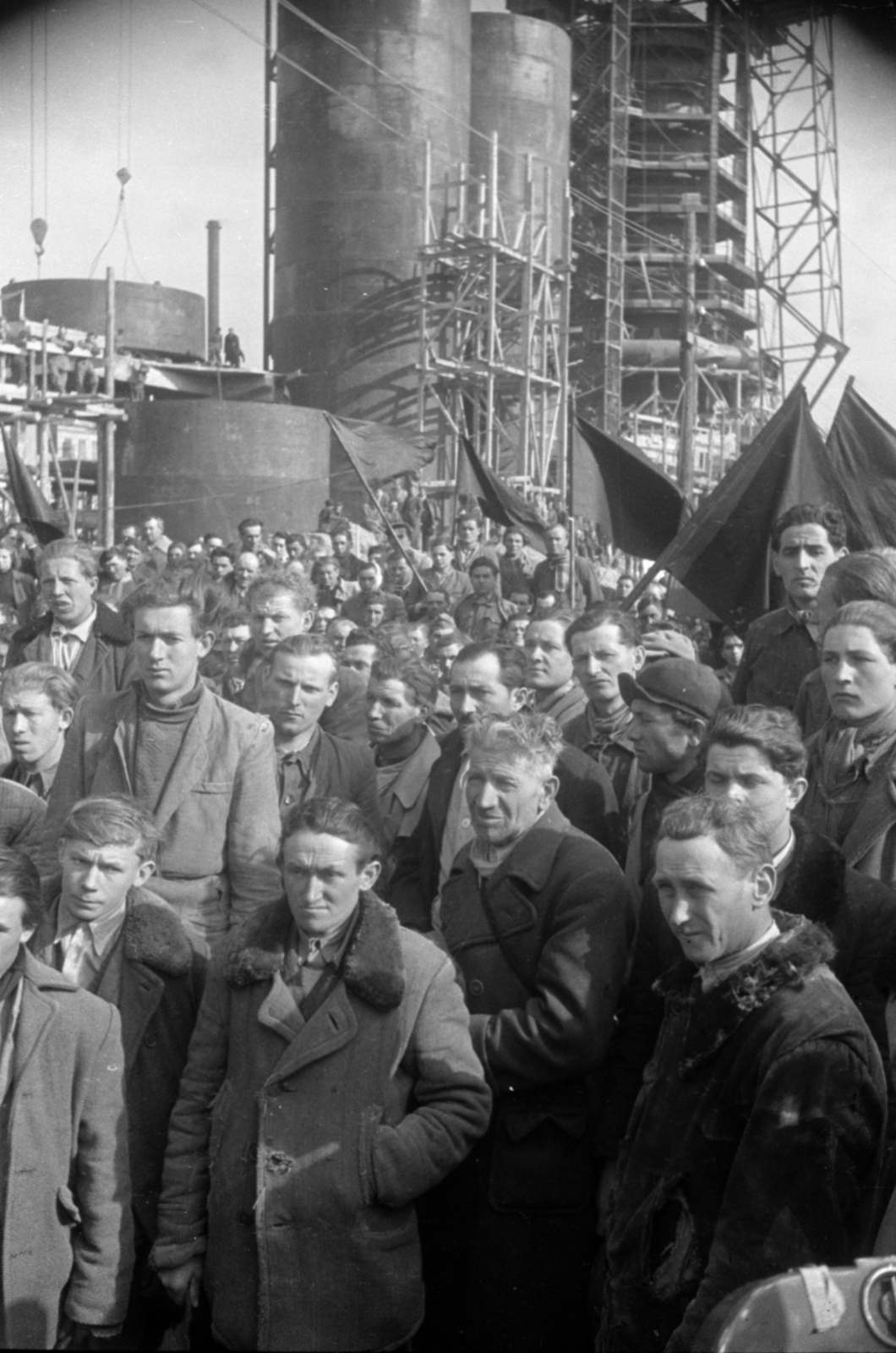 Hungary, Dunaújváros, (Sztálinváros), a vasmű dolgozói munkaszünetet tartva némán állnak Sztálin temetésének időpontjában, 1953. március 9-én., 1953, Bojár Sándor, worker, compliment, iron works, grief, personality cult, Fortepan #180623