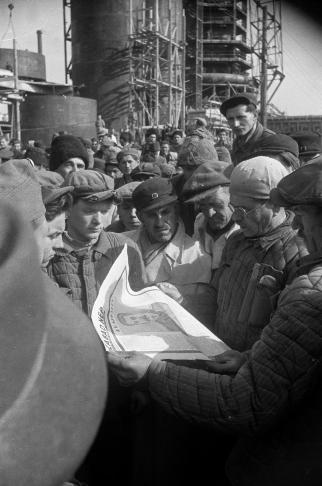 Hungary, Dunaújváros, (Sztálinváros), a vasmű dolgozói munkaszünetet tartva némán állnak Sztálin temetésének időpontjában, 1953. március 9-én., 1953, Bojár Sándor, worker, reading, newspaper, iron works, grief, insulated jacket, Fortepan #180625