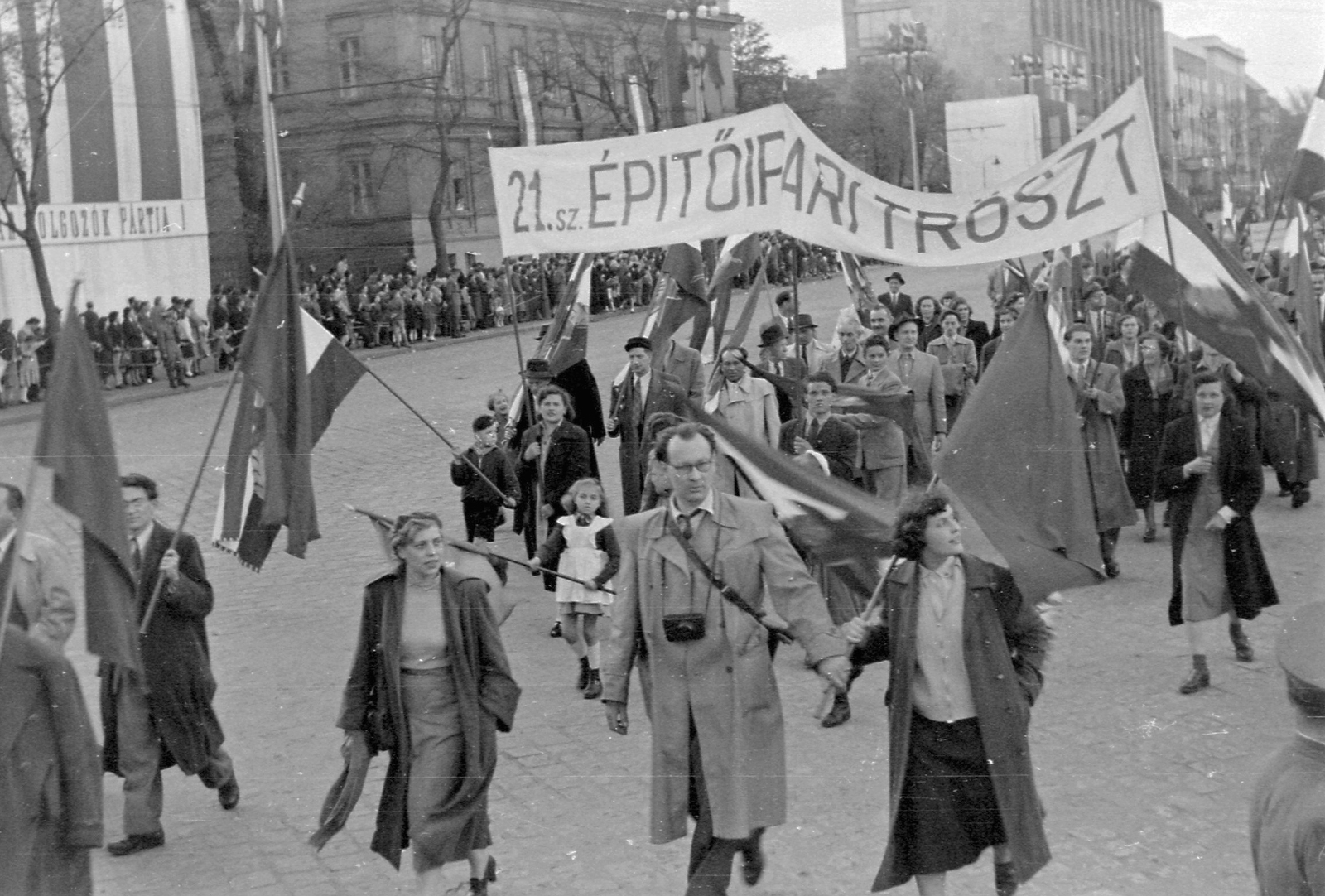 Hungary, Budapest XIV.,Budapest VII., a mai Ötvenhatosok tere (Sztálin tér), május 1-i felvonulás, háttérben a Dózsa György út házsora., 1954, Magyar Rendőr, political decoration, 1st of May parade, camera, Budapest, march, Fortepan #18063