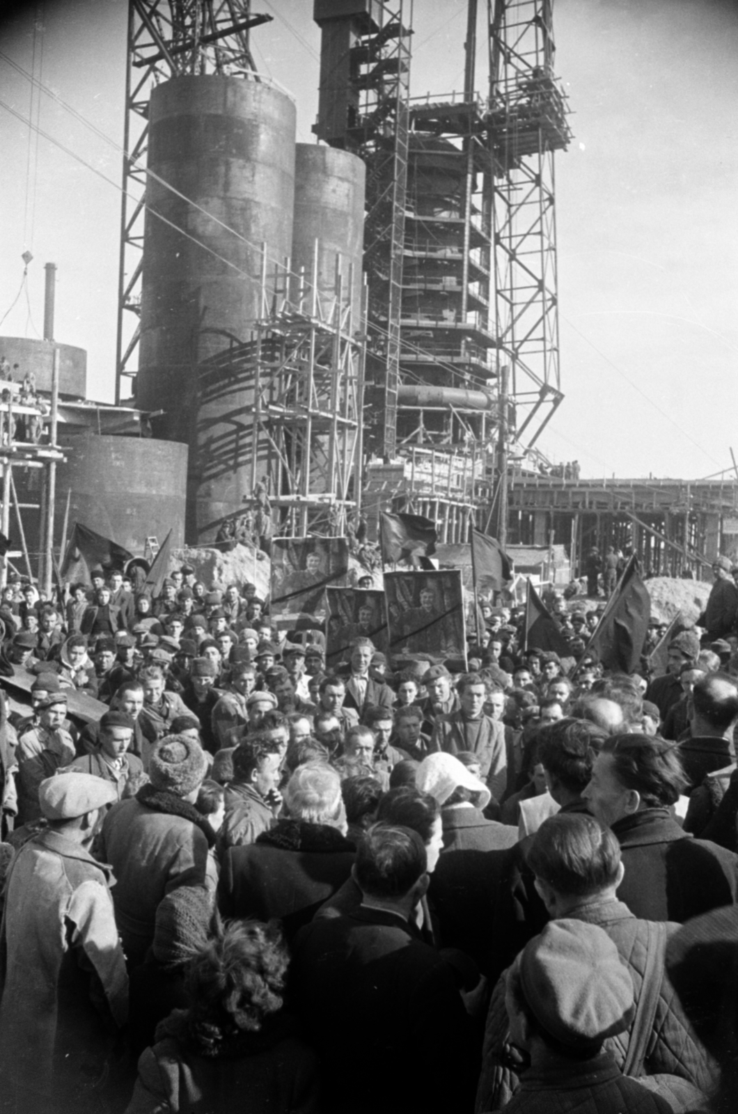 Hungary, Dunaújváros, (Sztálinváros), a vasmű dolgozói munkaszünetet tartva némán állnak Sztálin temetésének időpontjában, 1953. március 9-én., 1953, Bojár Sándor, Joseph Stalin portrayal, iron works, politics, grief, personality cult, Fortepan #180632