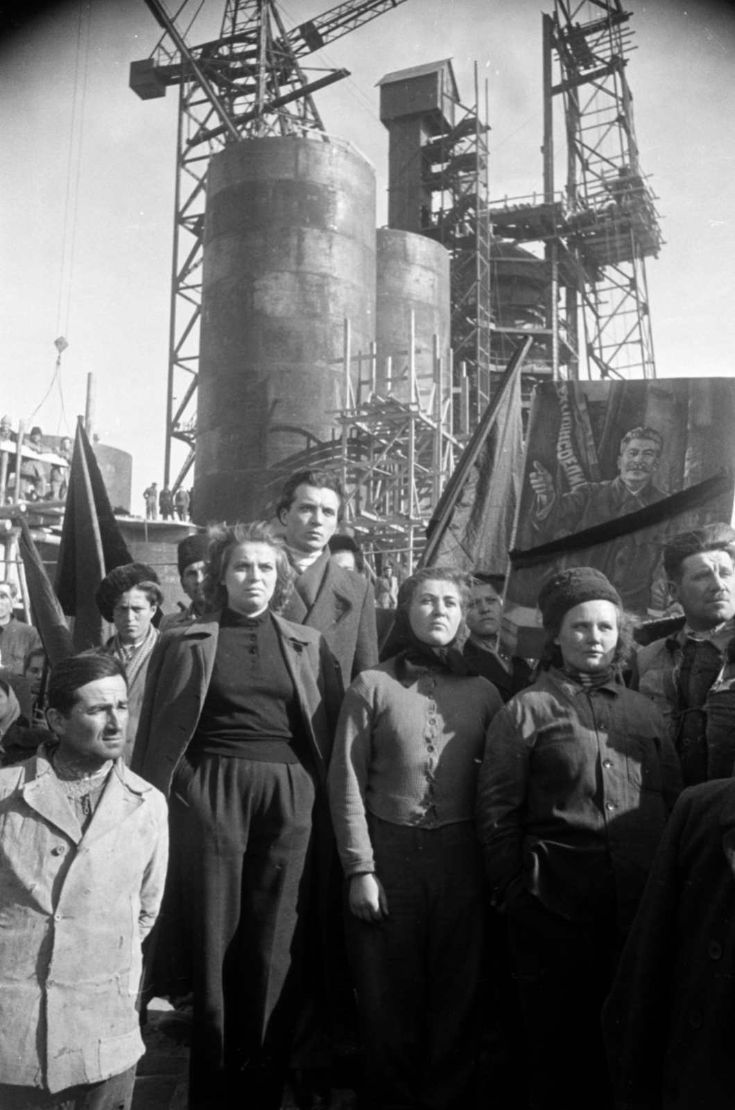 Hungary, Dunaújváros, (Sztálinváros), a vasmű dolgozói munkaszünetet tartva némán állnak Sztálin temetésének időpontjában, 1953. március 9-én., 1953, Bojár Sándor, Joseph Stalin portrayal, iron works, politics, grief, Fortepan #180633