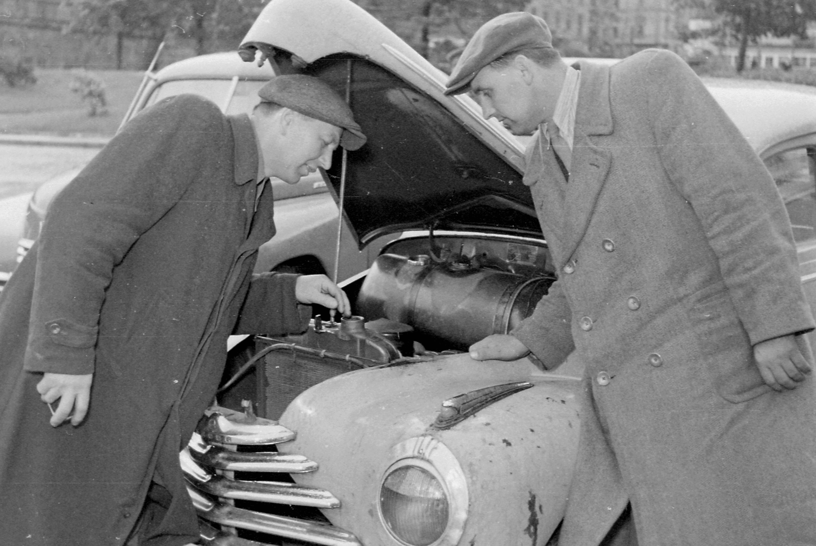 Magyarország, Budapest V., Jászai Mari tér, háttérben a Szent István körút., 1954, Magyar Rendőr, csehszlovák gyártmány, életkép, Skoda-márka, autószerelő, micisapka, automobil, Skoda 1101/1102 Tudor, Budapest, Fortepan #18064