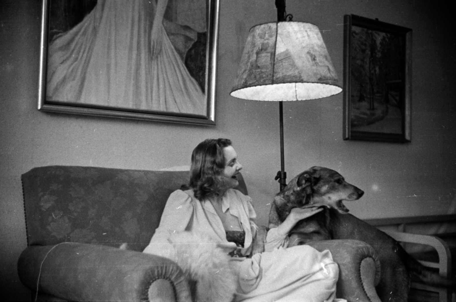 Hungary, Budapest II., Budakeszi út 47/d, Rácz Vali színész- és énekesnő az otthonában., 1939, Bojár Sándor, Budapest, dog, celebrity, lampshade, Fortepan #180647