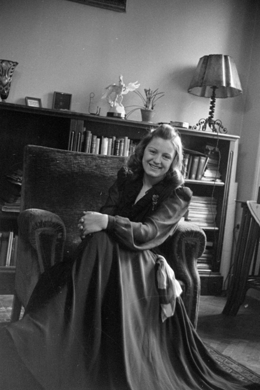 Magyarország, Budapest VII., Rákóczi út 44., Szörényi Éva színésznő az otthonában., 1948, Bojár Sándor, Budapest, hölgy, portré, enteriőr, fotel, félmosoly, Fortepan #180651