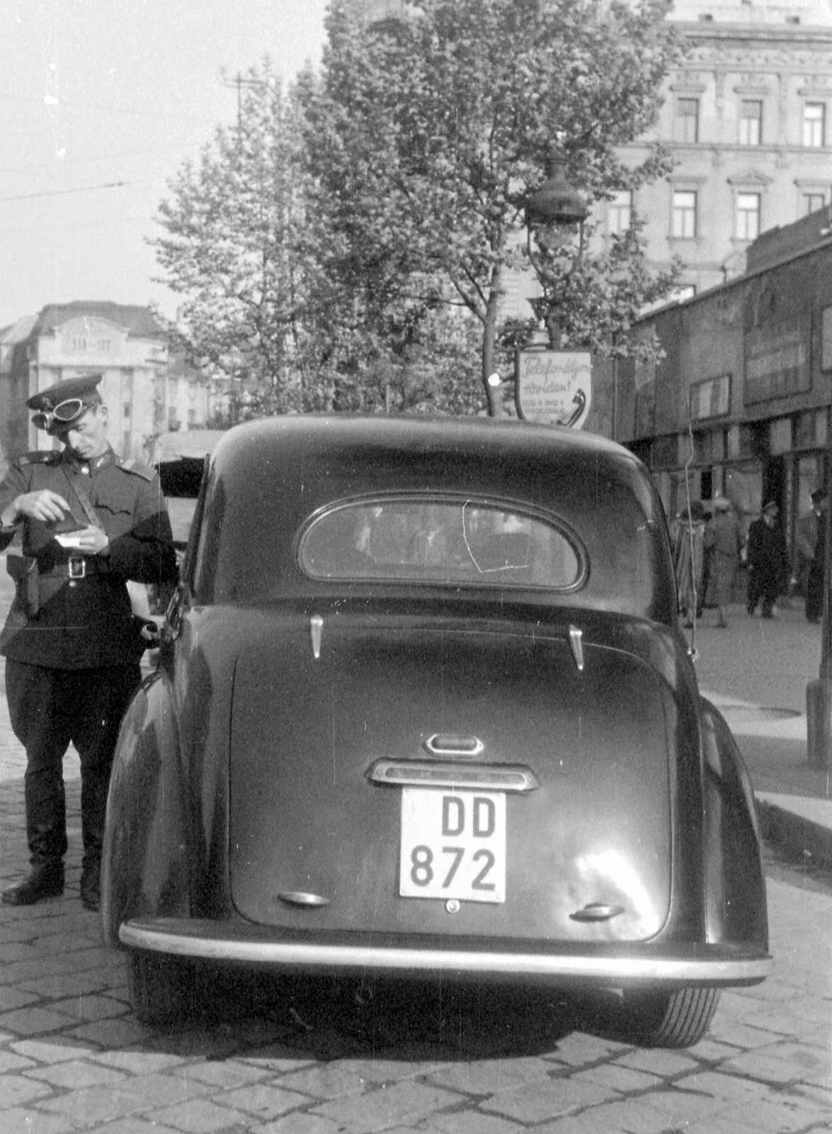 Hungary, Budapest V., Károly (Tanács) körút., 1954, Magyar Rendőr, Czechoslovak brand, street view, Skoda-brand, cop, identity check, lamp post, automobile, number plate, Budapest, Fortepan #18066