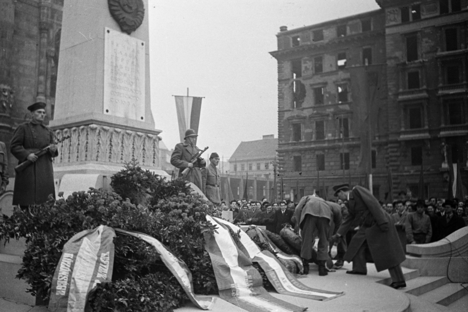 Hungary, Budapest V., Vigadó (Molotov) tér, a november 7-i ünnepségen Bognár József Budapest polgármestere megkoszorúzza a szovjet repülős emlékművet., 1948, Bojár Sándor, Budapest, wreathing, Fortepan #180662