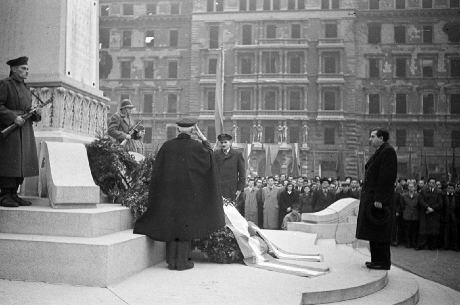 Magyarország, Budapest V., Vigadó (Molotov) tér, a november 7-i ünnepségen Bognár József Budapest polgármestere megkoszorúzza a szovjet repülős emlékművet., 1948, Bojár Sándor, Budapest, Fortepan #180663