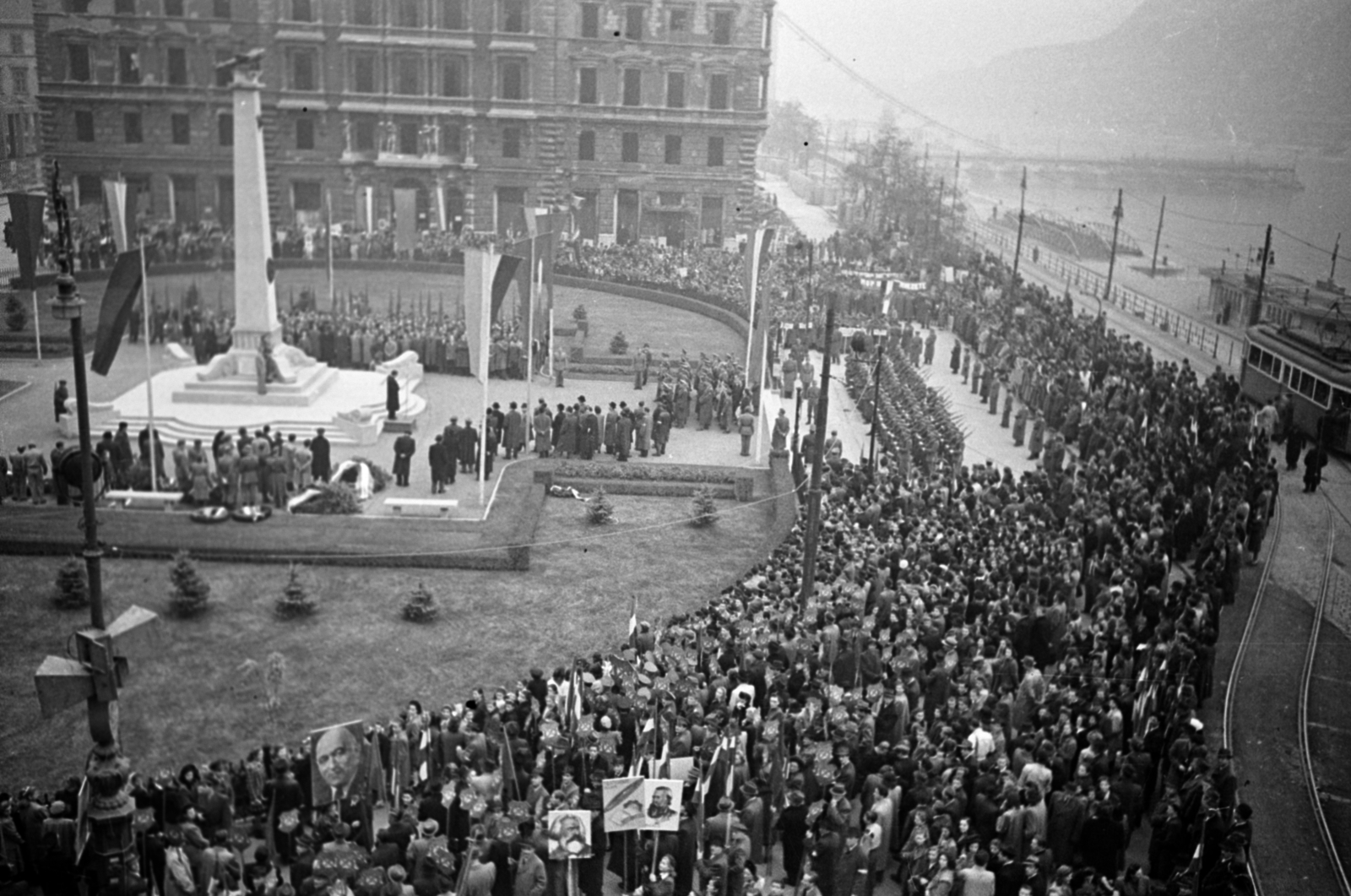 Magyarország, Budapest V., Vigadó (Molotov) tér, november 7-i ünnepség., 1948, Bojár Sándor, Budapest, tömeg, szovjet emlékmű, Fortepan #180664