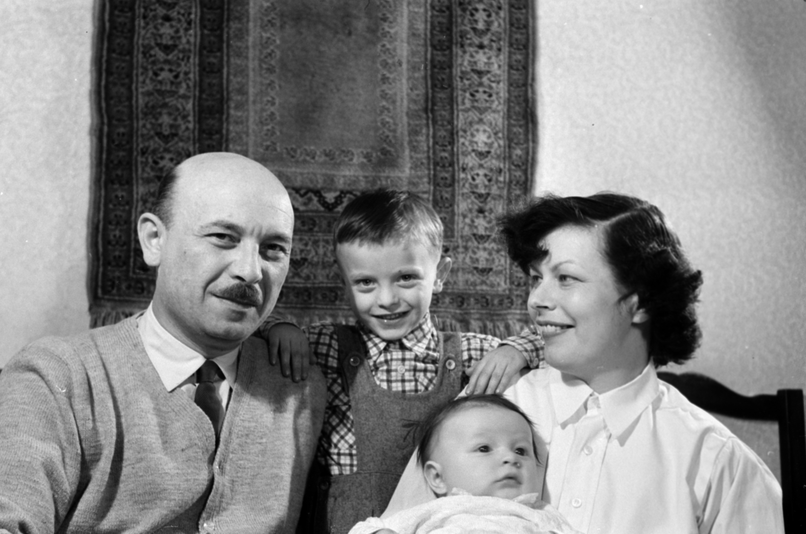Hungary, Donáth Ferenc politikus és felesége Bozóky Éva író, otthonukban gyermekeikkel., 1956, Bojár Sándor, family, Fortepan #180667