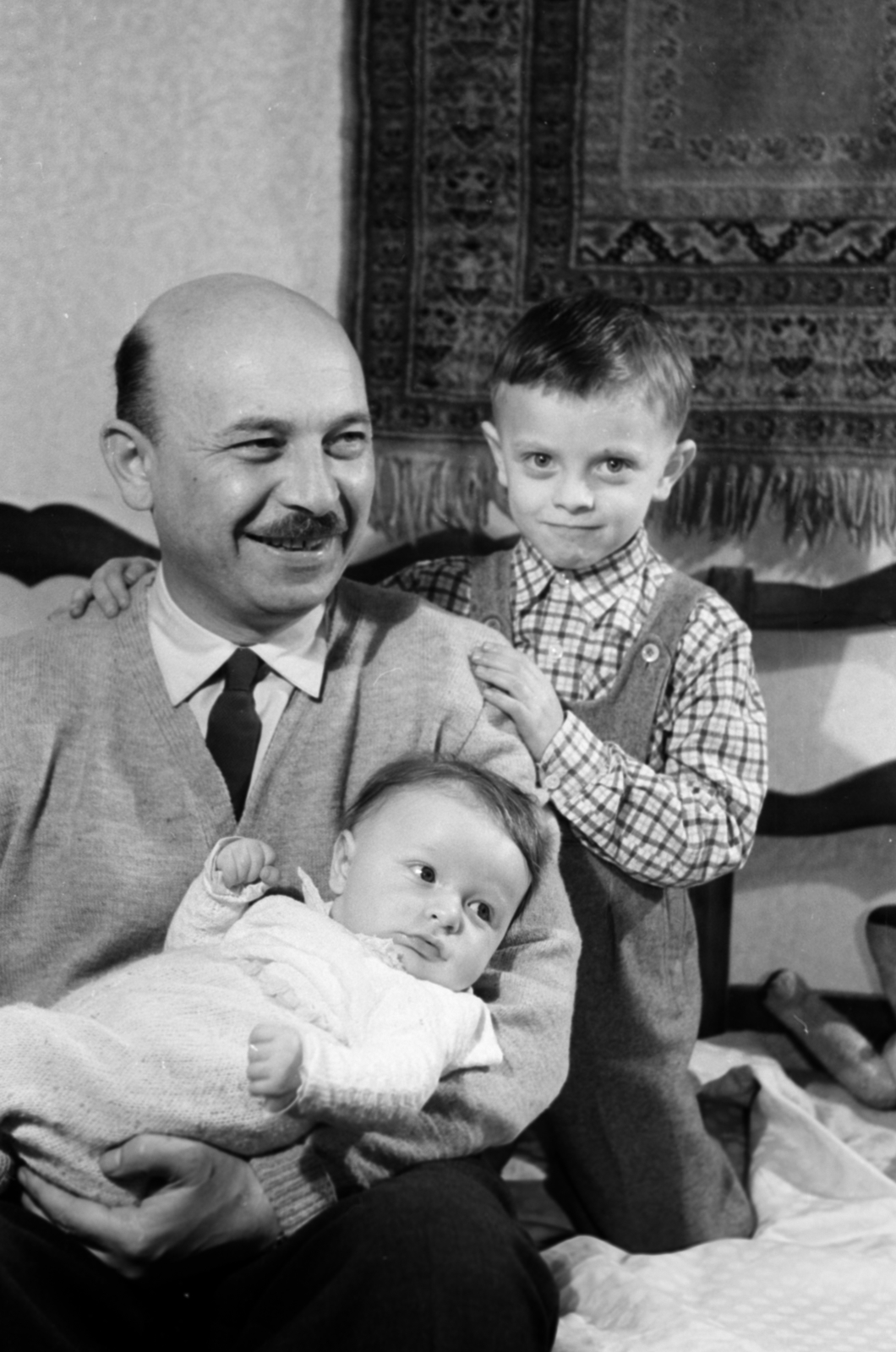 Hungary, Donáth Ferenc politikus, otthonában gyermekeivel., 1956, Bojár Sándor, hold in arms, fatherhood, Fortepan #180668