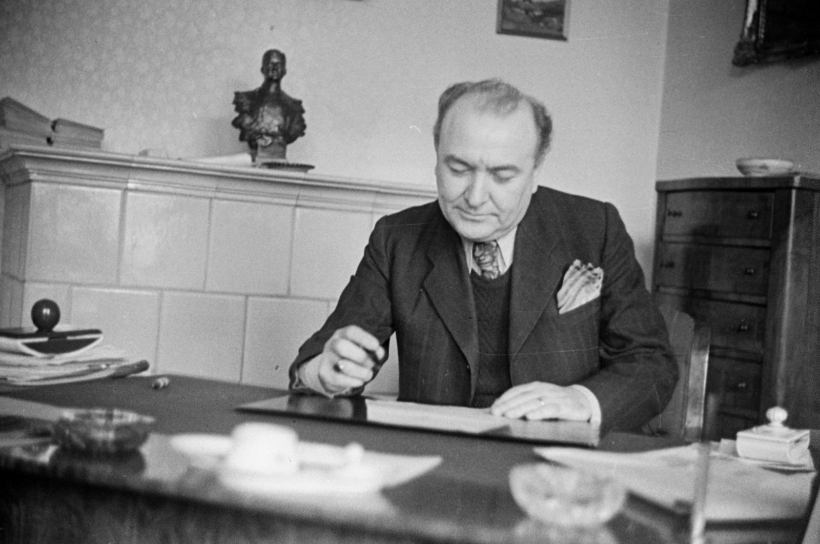 Magyarország, Gáspár Jenő, költő, író, szerkesztő. Az Országos Magyar Sajtókamara igazgató főtitkára., 1944, Bojár Sándor, Horthy Miklós-ábrázolás, bélyegző, híres ember, Fortepan #180670
