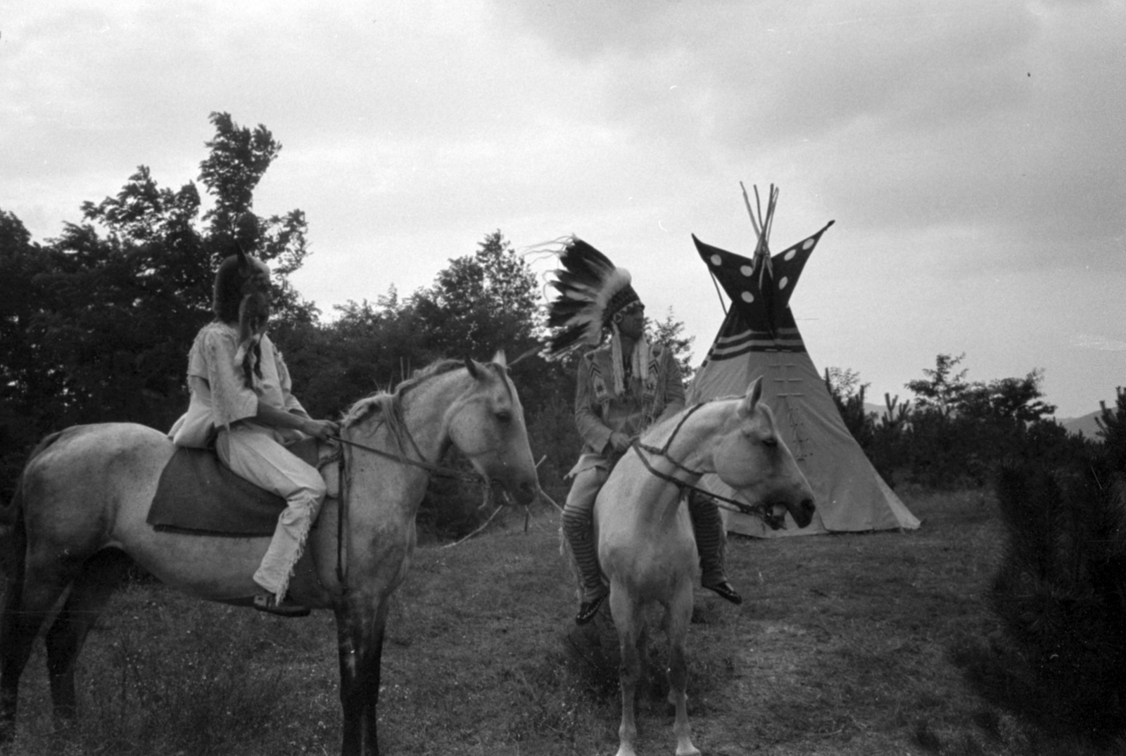 Magyarország, Kisoroszi, az indián tábor lakói - Sastoll és Musztang., 1966, Bojár Sándor, Fortepan #180684