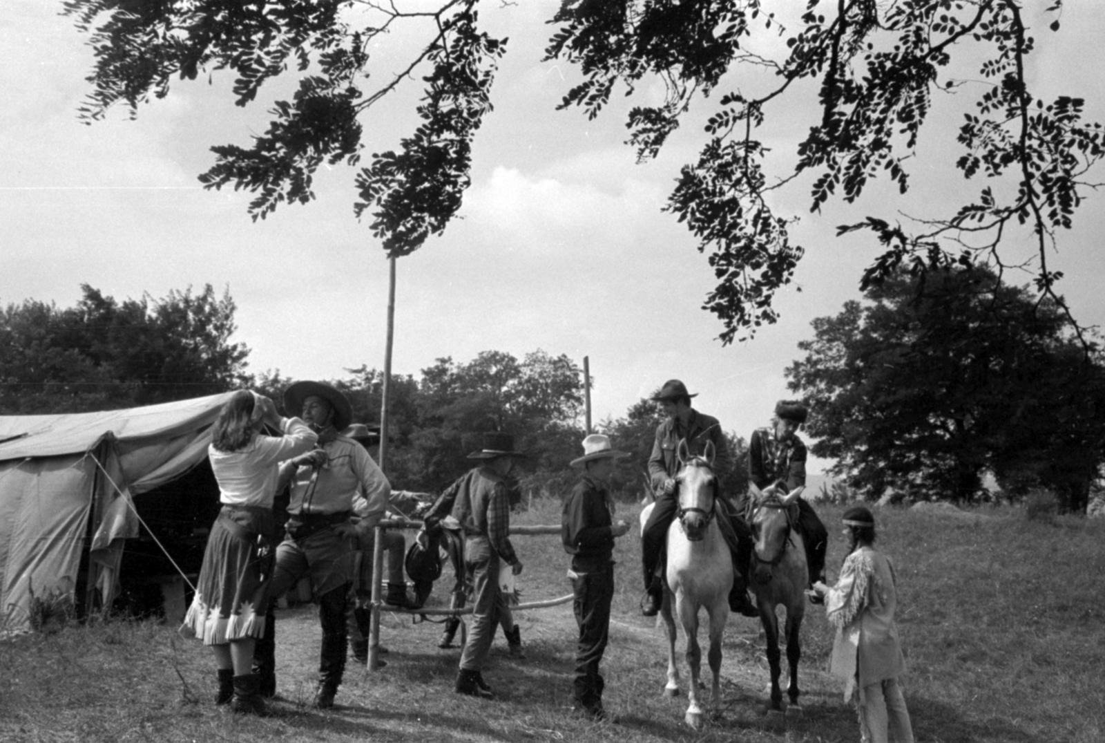 Hungary, Kisoroszi, az indián tábor lakói - Ülő Mókus, Nyílhegy, Slim, Fehér Bagoly, Zengő Hang, Musztang és Hörcsög., 1966, Bojár Sándor, Fortepan #180687