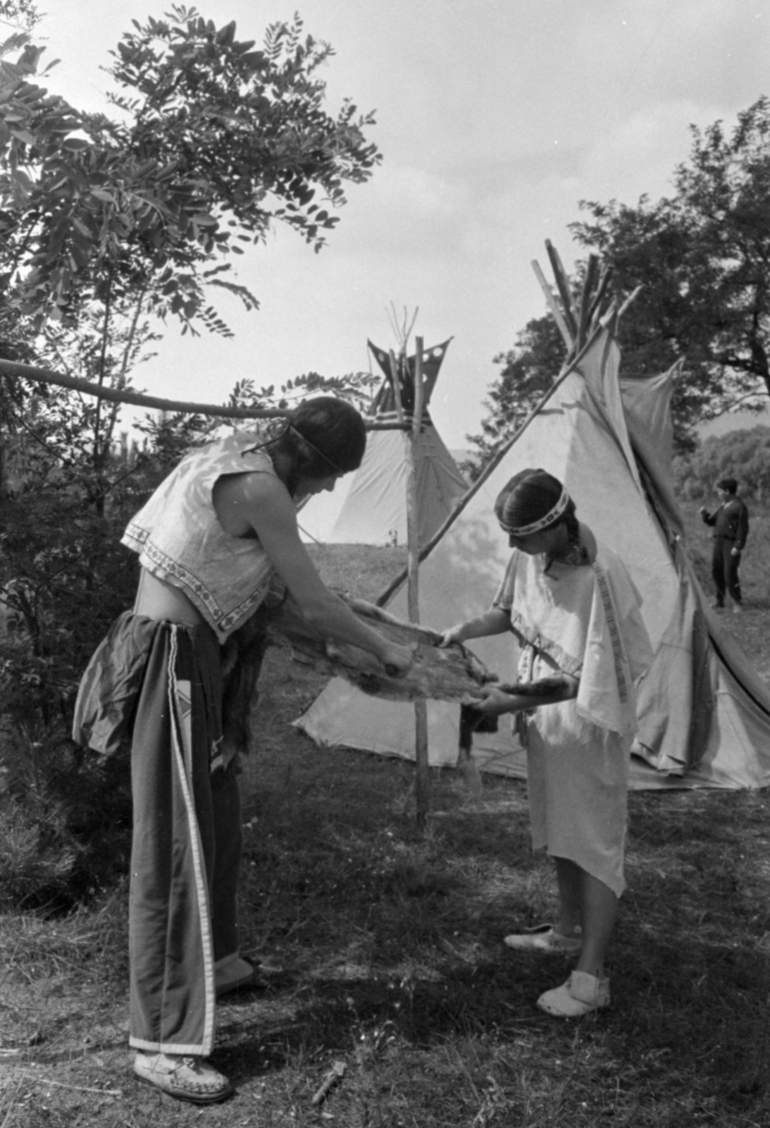 Magyarország, Kisoroszi, az indián tábor lakói - Zengő Hang és Ülő Mókus., 1966, Bojár Sándor, Fortepan #180691